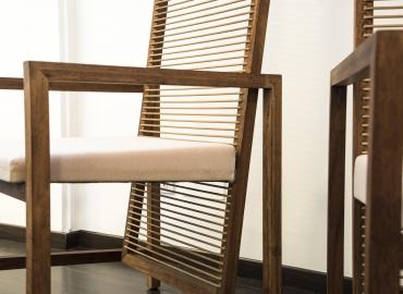 coppia-sedie-poltroncine-legno-di-teck-schienale-cordoncino-di-gomma-seduta-imbottita-min.jpg