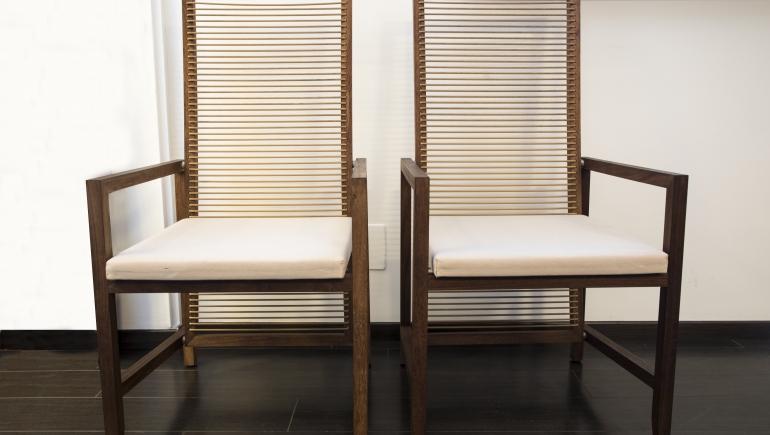 coppia-sedie-poltroncine-legno-di-teck-schienale-cordoncino-di-gomma-min.jpg