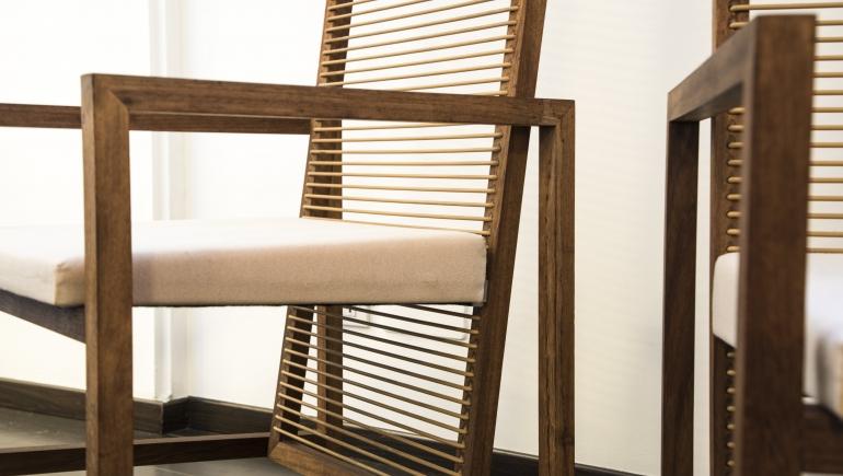 coppia-sedie-poltroncine-legno-di-teck-schienale-cordoncino-di-gomma-seduta-imbottita-min.jpg