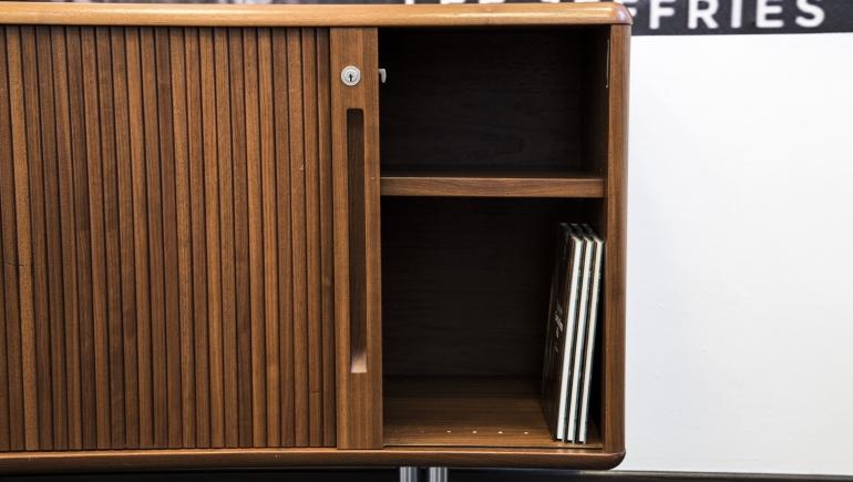 credenza-danese-1970-legno-teck-anta-scorrevole-design-unica-anta-min.jpg