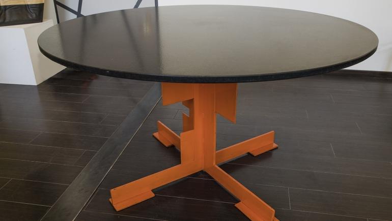 tavolo-pranzo-azucena-1980-granito-nero-metallo-arancione-design-italiano.jpg